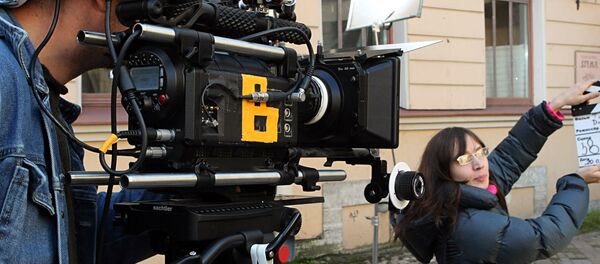 Оператор и ассистент на съемочной площадке Оператор и ассистент на съемочной площадке - Sputnik Ўзбекистон