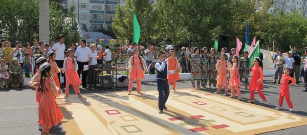 В Ташкенте начались праздничные гулянья в честь Дня независимости В Ташкенте начались праздничные гулянья в честь Дня независимости - Sputnik Узбекистан