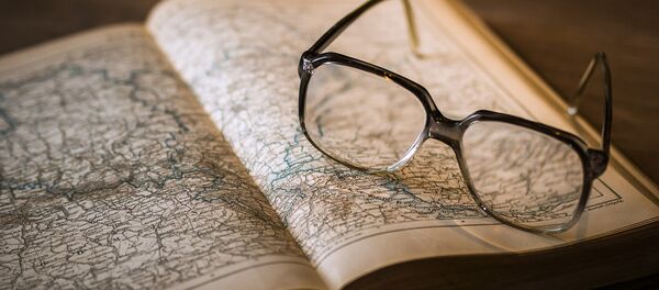 Китоб устида кўзойнак Китоб устида кўзойнак - Sputnik Ўзбекистон