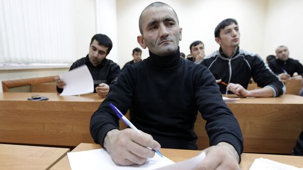 Сдача мигрантами экзамена по русскому языку - Sputnik Узбекистан