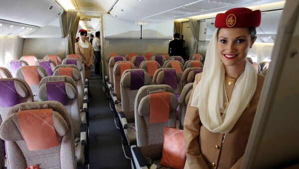 Стюардесса Emirates Airlines в салоне самолета Boeing 777 - Sputnik Узбекистан
