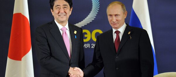 Президент России Владимир Путин (справа) и премьер-министр Японии Синдзо Абэ во время встречи в рамках саммита глав государств и правительств форума Азиатско-тихоокеанского экономического сотрудничества (АТЭС) - Sputnik Узбекистан