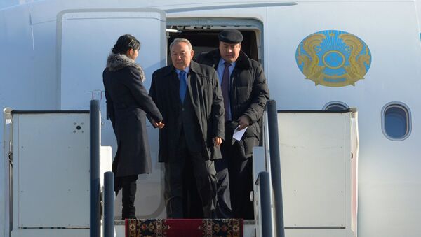 Президент Казахстана Нурсултан Назарбаев в аэропорту - Sputnik Узбекистан
