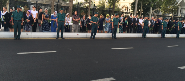 Ташкентцы плачут и кидают цветы под траурный кортеж президента страны Ташкентцы плачут и кидают цветы под траурный кортеж президента страны - Sputnik Узбекистан