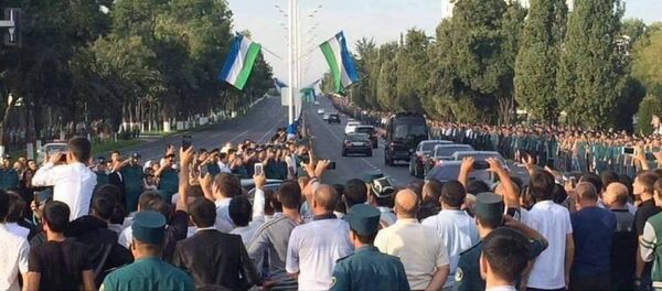 Тошкент Ислом Каримовни сўнгги манзил томон кузатмоқда Тошкент Ислом Каримовни сўнгги манзил томон кузатмоқда - Sputnik Ўзбекистон