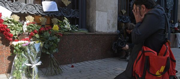 Цветы у посольства Узбекистана в Москве, в связи с кончиной Президента республики Ислама Каримова Цветы у посольства Узбекистана в Москве, в связи с кончиной Президента республики Ислама Каримова - Sputnik Узбекистан