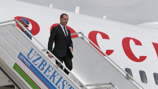 Премьер-министр РФ Д. Медведев прибыл в Самарканд для участия в траурных мероприятиях в связи с кончиной президента Узбекистана И. Каримова Премьер-министр РФ Д. Медведев прибыл в Самарканд для участия в траурных мероприятиях в связи с кончиной президента Узбекистана И. Каримова - Sputnik Узбекистан
