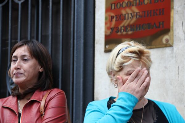Люди у посольства Узбекистана в Москве - Sputnik Узбекистан