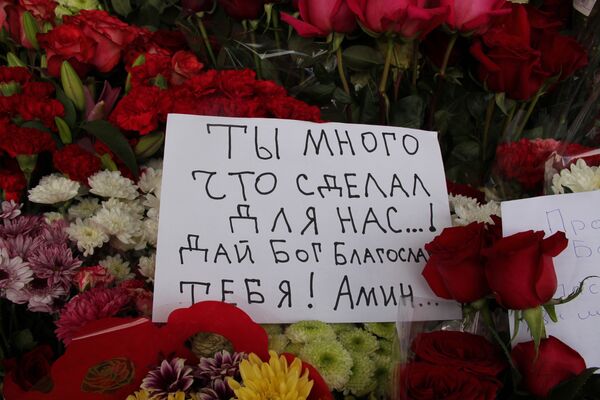 Цветы и записка с соболезнованиями у здания посольства Узбекистана в Москве - Sputnik Узбекистан