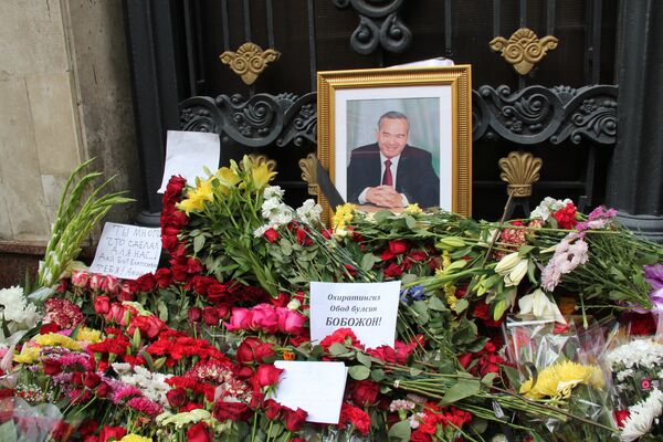 Цветы, свечи и записки с соболезнованиями у посольства Узбекистана в Москве - Sputnik Узбекистан