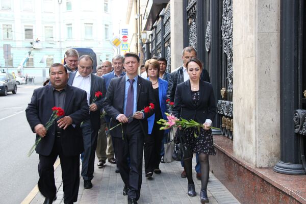 Люди у посольства Узбекистана в Москве. - Sputnik Узбекистан
