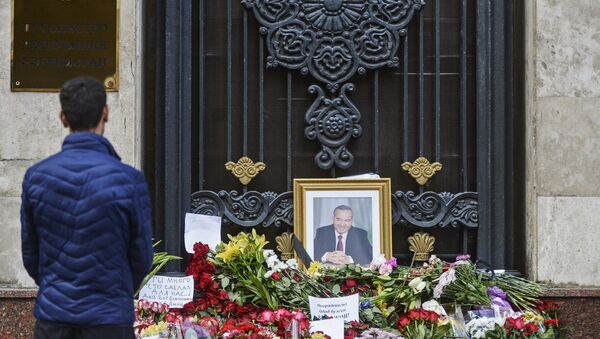 Цветы у посольства Узбекистана в Москве, в связи с кончиной президента республики Ислама Каримова - Sputnik Ўзбекистон