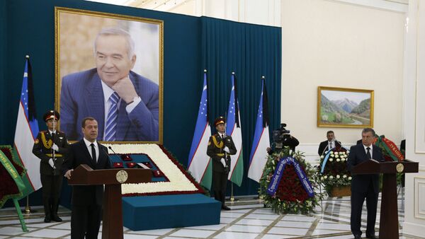 Премьер-министр России Дмитрий Медведев во время траурной церемонии по случаю смерти президента Узбекистана Ислама Каримова - Sputnik Узбекистан