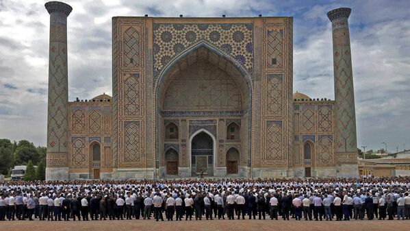 Во время траурной церемонии  после смерти президента Узбекистана Ислама Каримова на площади Регистан в Самарканде - Sputnik Узбекистан