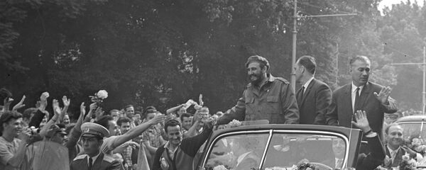 Жители Ташкента встречают Фиделя Кастро - Sputnik Узбекистан