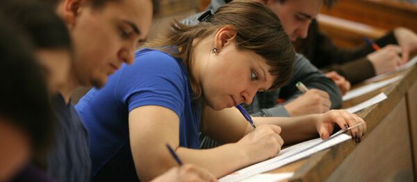 Студент в аудитории. Архивное фото Студент в аудитории. Архивное фото - Sputnik Ўзбекистон