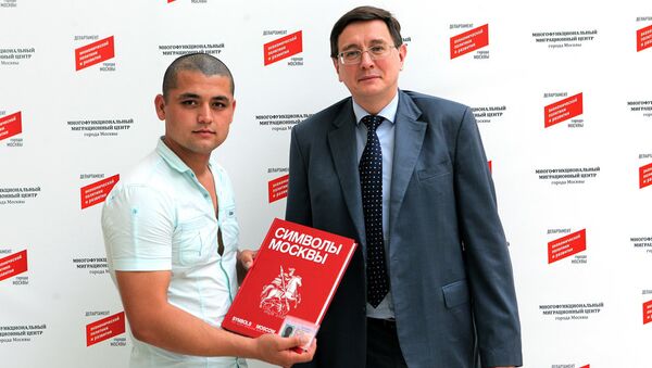 Обладатель 700-тысячного патента на работу в Москве гражданин Узбекистана Жамшид Шойимов (слева) - Sputnik Узбекистан