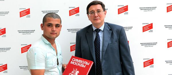 Обладатель 700-тысячного патента на работу в Москве гражданин Узбекистана Жамшид Шойимов (слева) Обладатель 700-тысячного патента на работу в Москве гражданин Узбекистана Жамшид Шойимов (слева) - Sputnik Узбекистан