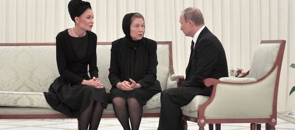 6 сентября 2016. Президент РФ Владимир Путин (справа) выражает соболезнования вдове президента Узбекистана Татьяне Каримовой (в центре справа) и его младшей дочери — Лоле Каримовой-Тилляевой - Sputnik Узбекистан