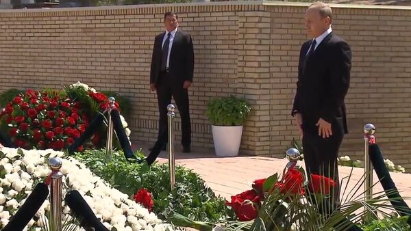СПУТНИК_Путин почтил память Каримова в Самарканде - Sputnik Узбекистан