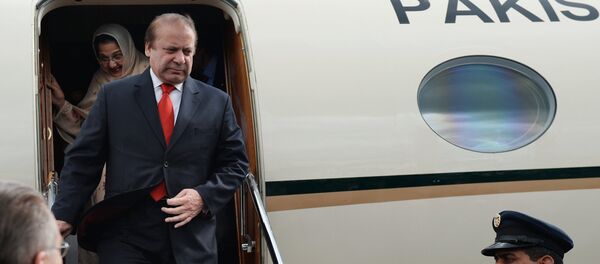 Покистон Ислом Республикаси Бош вазири Муҳаммад Навоз Шариф (чапда) рафиқаси Калсум Навоз Шариф билан Покистон Ислом Республикаси Бош вазири Муҳаммад Навоз Шариф (чапда) рафиқаси Калсум Навоз Шариф билан - Sputnik Ўзбекистон