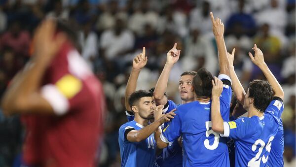 Футболисты сборной Узбекистана после забитого гола в ворота Катара - Sputnik Узбекистан