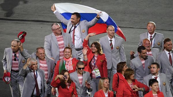 Российский флаг на открытии ХV летних Паралимпийских игр 2016 в Рио-де-Жанейро - Sputnik Узбекистан
