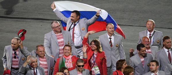 Российский флаг на открытии ХV летних Паралимпийских игр 2016 в Рио-де-Жанейро - Sputnik Узбекистан