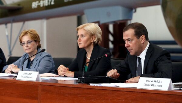 Председатель правительства РФ Дмитрий Медведев на совещании по вопросам охраны труда и трудовых отношений - Sputnik Узбекистан
