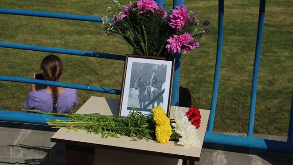Цветы у траурной фотографии российского спортсмена Никиты Сотскова - Sputnik Узбекистан