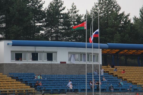 На стадионе в Ратомке, где проходят соревнования, приспущены государственные флаги Беларуси и РФ На стадионе в Ратомке, где проходят соревнования, приспущены государственные флаги Беларуси и РФ - Sputnik Узбекистан