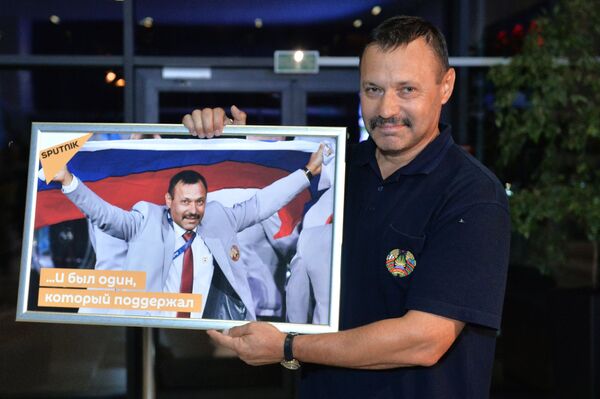 Член белорусской сборной А. Фомочкин, вынесший на открытии Паралимпиады в Рио-де-Жанейро флаг России - Sputnik Узбекистан