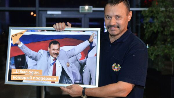 Член белорусской сборной А. Фомочкин, вынесший на открытии Паралимпиады в Рио-де-Жанейро флаг России - Sputnik Узбекистан
