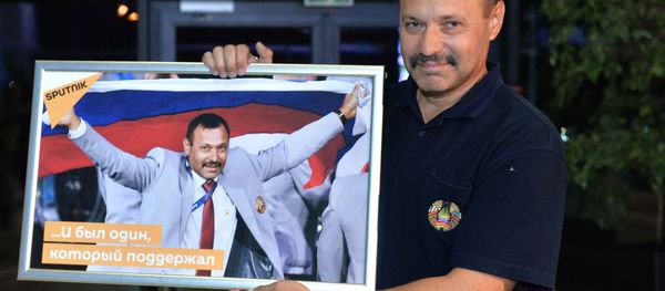 Член белорусской сборной А. Фомочкин, вынесший на открытии Паралимпиады в Рио-де-Жанейро флаг России - Sputnik Узбекистан