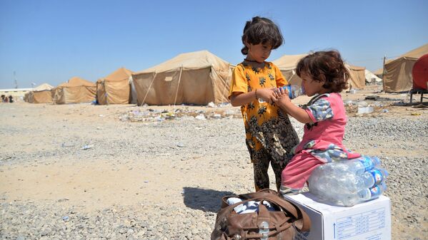 Дети из Сирии получают медицинской помощи в лагере беженцев в городе Байджи, к северу от Багдада - Sputnik Узбекистан