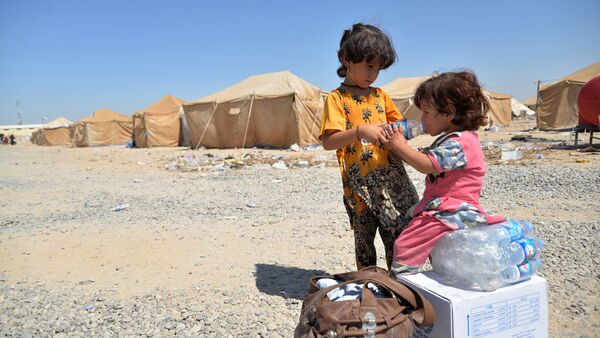 Дети из Сирии получают медицинской помощи в лагере беженцев в городе Байджи, к северу от Багдада - Sputnik Ўзбекистон