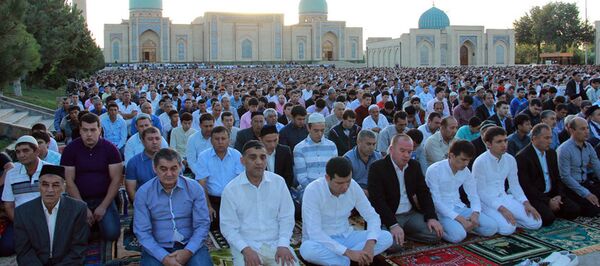 В праздничных молитвах в Ташкенте приняли участие 60 тыс мусульман В праздничных молитвах в Ташкенте приняли участие 60 тыс мусульман - Sputnik Ўзбекистон
