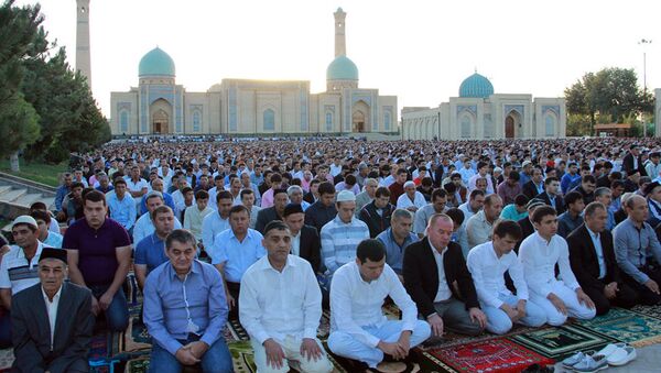 В праздничных молитвах в Ташкенте приняли участие 60 тыс. мусульман - Sputnik Узбекистан