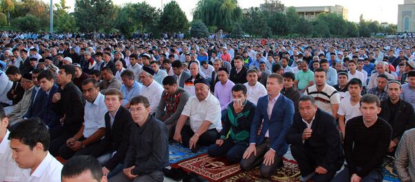 В праздничных молитвах в Ташкенте приняли участие 60 тыс мусульман - Sputnik Узбекистан