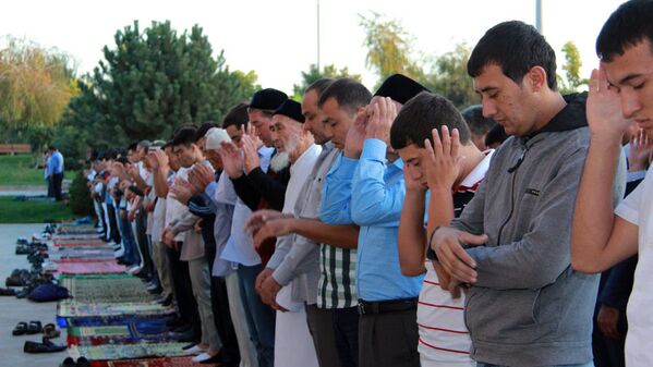 В праздничных молитвах в Ташкенте приняли участие 60 тыс мусульман - Sputnik Узбекистан