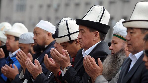Премьер-министр Кыргызстана Сооронбай Жээнбеков в понедельник принял участие в Айт-намазе, прошедшем на Старой площади Бишкека - Sputnik Узбекистан