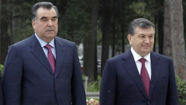 Президент Таджикистана Эмомали Рахмон и врио президента Узбекистана Шавкат Мирзиёев - Sputnik Узбекистан