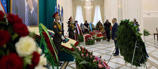 Президент Казахстана Нурсултан Назарбаев возложил цветы к могиле Ислама Каримова Президент Казахстана Нурсултан Назарбаев возложил цветы к могиле Ислама Каримова - Sputnik Узбекистан