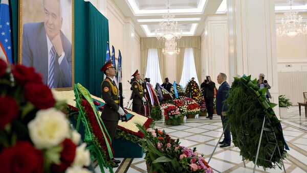Президент Казахстана Нурсултан Назарбаев возложил цветы к могиле Ислама Каримова - Sputnik Узбекистан