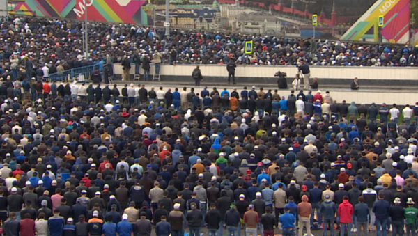 Спутник_Тысячи мусульман помолились в честь Курбан-байрама у соборной мечети Москвы - Sputnik Узбекистан