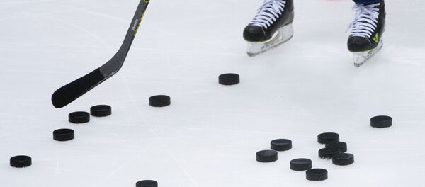 Хоккеист перед началом матча - Sputnik Узбекистан