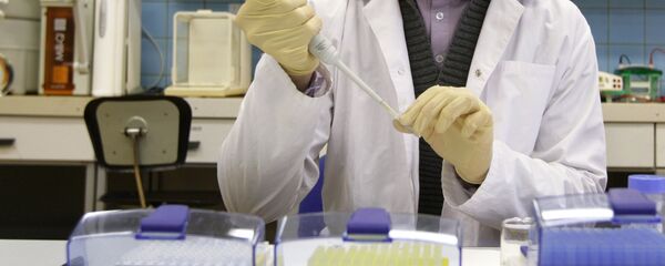 Сотрудник работает в лаборатории анализа - Sputnik Узбекистан