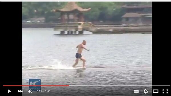 Шаолиньский монах пробежал по воде 125 метров - Sputnik Узбекистан