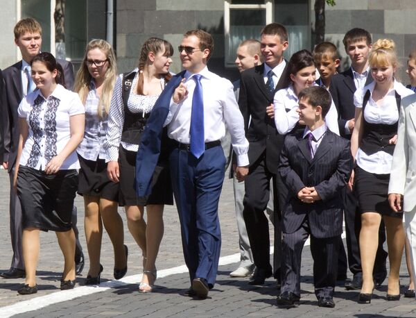 Встреча Дмитрия Медведева в Кремле с выпускниками детских домов - Sputnik Узбекистан