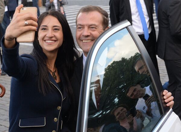 Церемония вручения премьер-министром РФ Д. Медведевым автомобилей российским спортсменам - победителям и призерам Игр XXXI Олимпиады в Рио-де-Жанейро - Sputnik Узбекистан